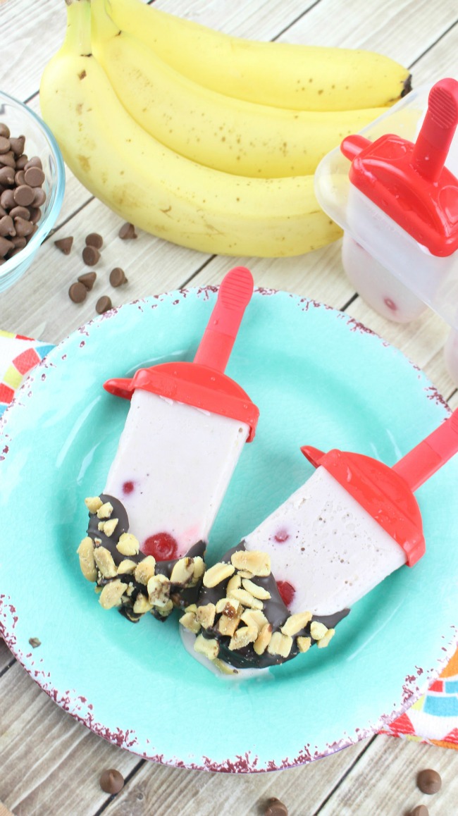 Have a delicious summer with these amazing and easy to make Banana Split Ice Pops! Ready in just minutes; try them today!