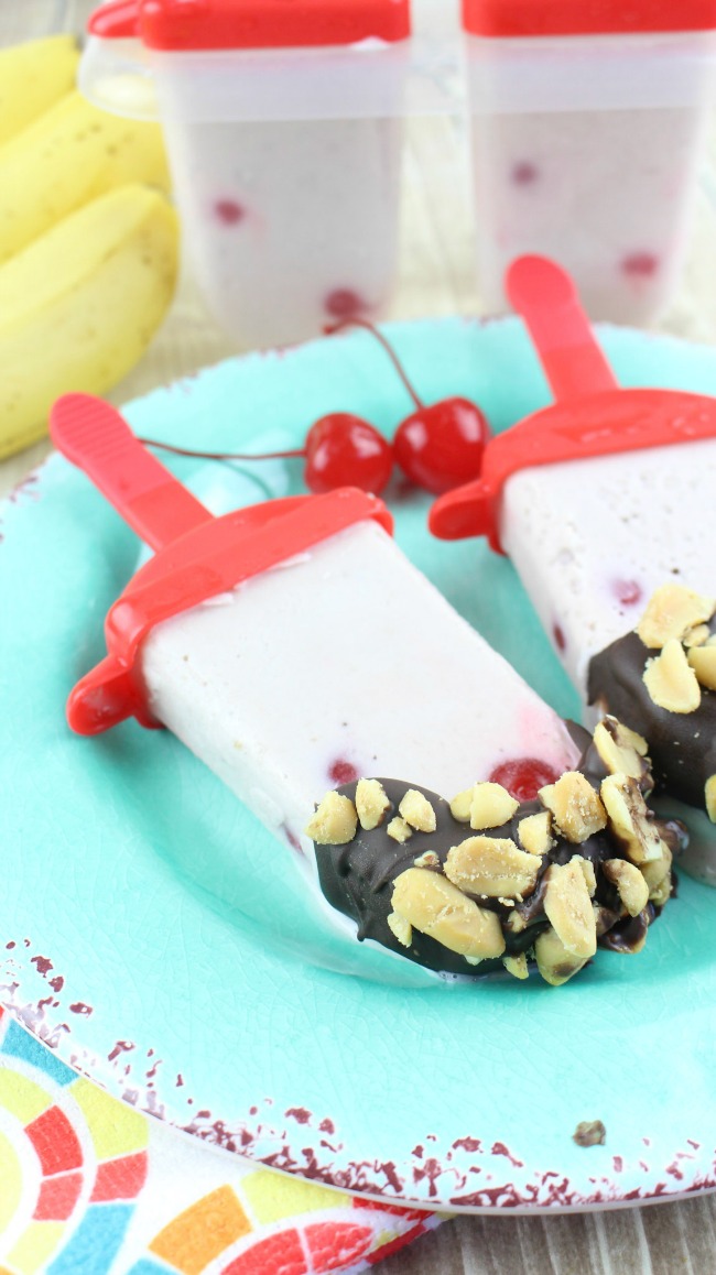 Have a delicious summer with these amazing and easy to make Homemade Banana Split Popsicles! Ready in just minutes; try them today!
