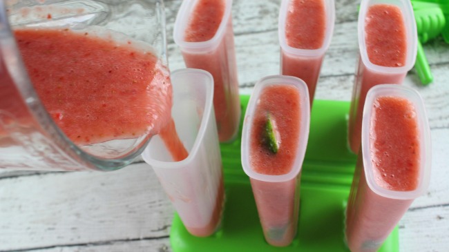 pouring Strawberry Margarita Popsicles in mold
